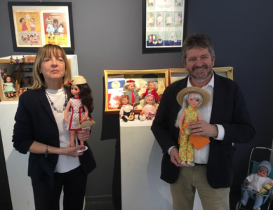 Raccontano la moda italiana e i cambiamenti vissuti nel tempo: in mostra al Museo della Paglia di Signa oltre cento “mitiche” bambole “Furga”. Taglio del nastro sabato 12 aprile alle 16.30
